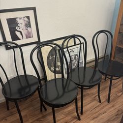 Selling This Set Of Four Indoor/outdoor Bistro Chairs