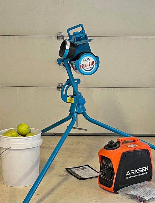 Pitching Machine - Jugs Lite-Flite w/ 24 Softballs