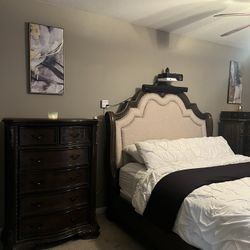 King Size - Elegant Wooden Bed with Storage Drawers 