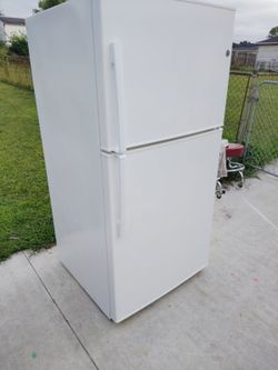GE White Top-Freezer Refrigerator