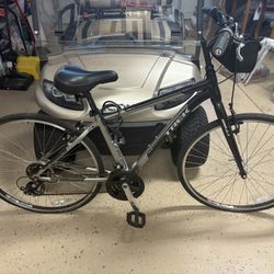 Trek Verde 1/ 44.5 CM /17.5 / Bontrager  AT-550. / Grip Shift Max 