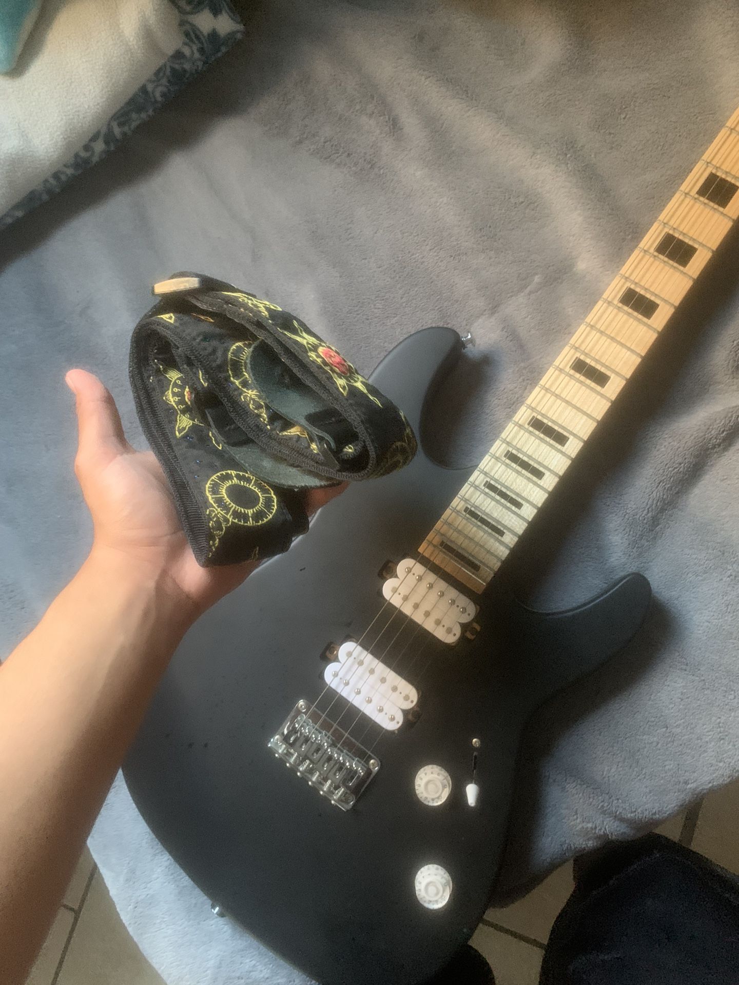 electric guitar /W strap