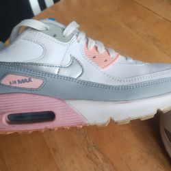Nike Air Max Women's. Size. . Seven Y