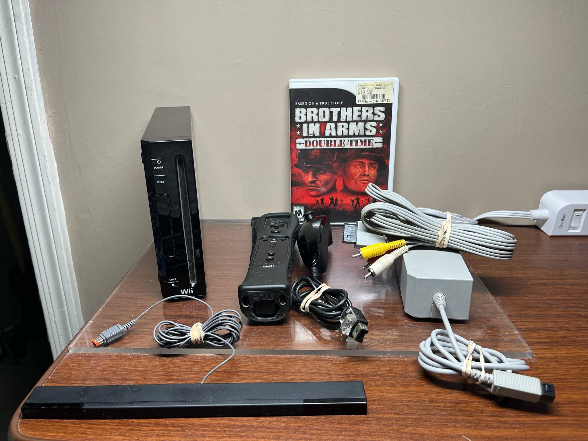 (Black)Nintendo Wii model RVL-001 Video Game Console w/ 1 Remote/Nunchuck & Cables & 1 Video Game