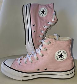 Converse Chuck Taylor All Star high top sneakers feature a light pink canvas upper and a platform sole.
*GENDER KID’S Size 5.5
EXCELLENT CONDITION
 No