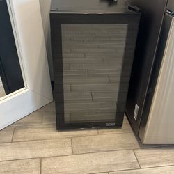 NewAir Mini fridge 