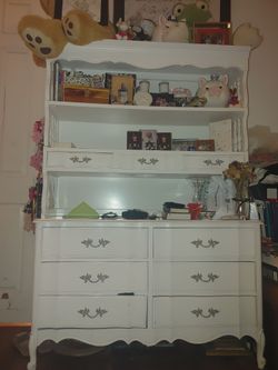 Gorgeous 3 piece dresser and desk set!