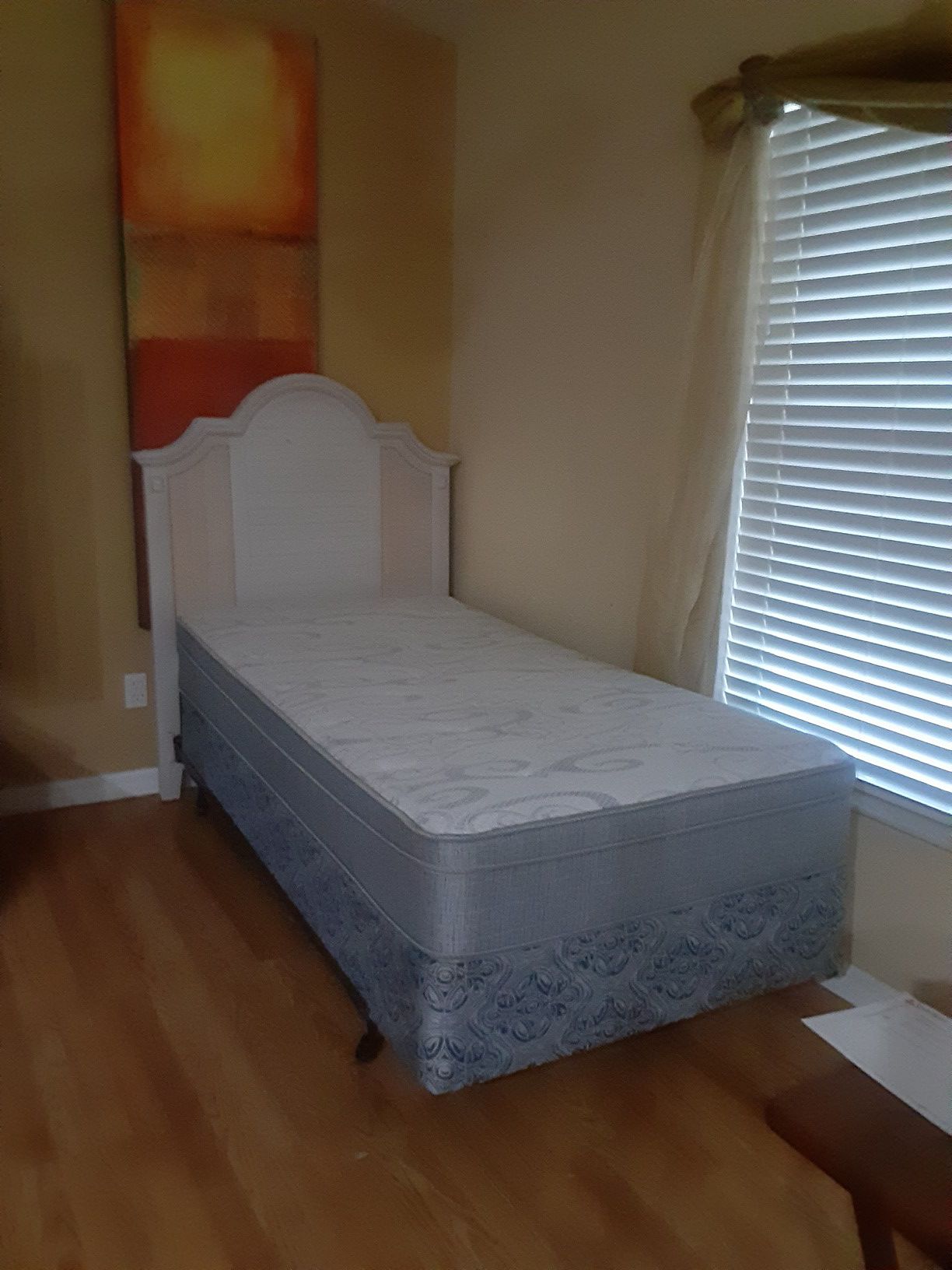 Beautiful complete twin size bed