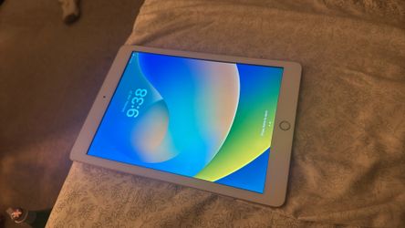 iPad (5th gen) - Rose gold