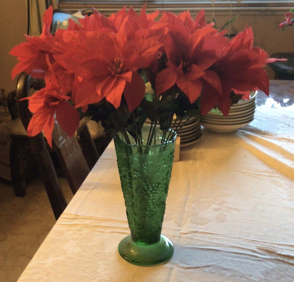 RED  SILK POINSETTIAS - 21 FLOWERS IN A GREEN VASE  - NEW
