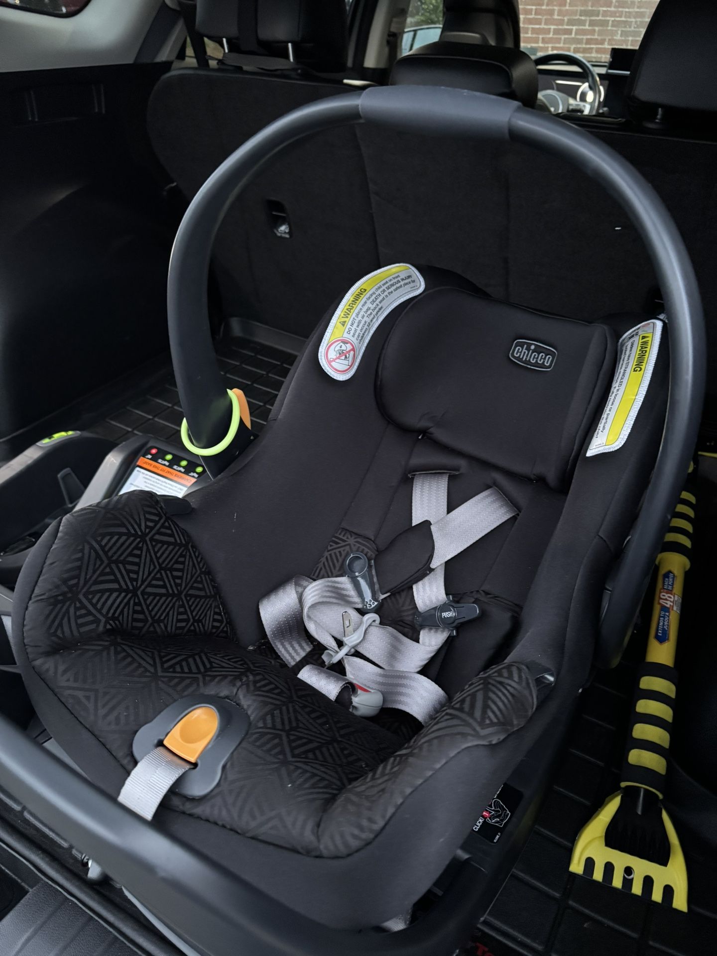 Chicco Infant Car Seat With Extra Car Base
