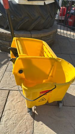 Rubbermaid Commercial Mop Bucket with Wringer
