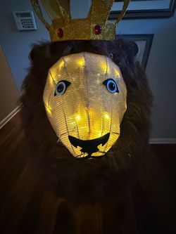 Light-Up Lion with Crown Decoration