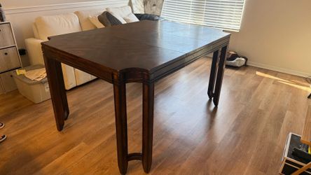 Elegant extendable dining table