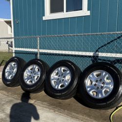 OEM Chevy silverado & Gmc sierra 17” rims and tires 