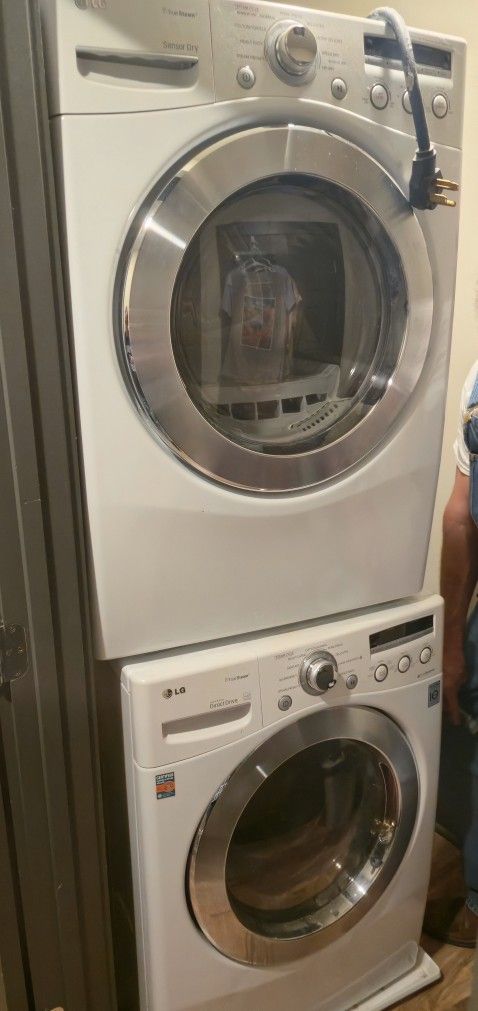 LG Electronics Stackable Full Size Clothes Washer And Dryer