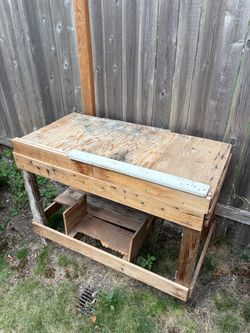 Free Wooden Workbench with Lower Shelf