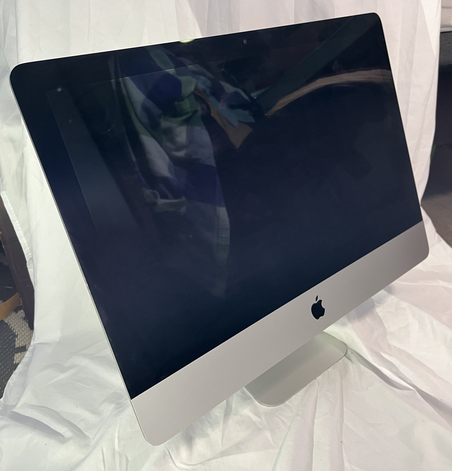 Apple iMac 21.5” 2019 w/ Wireless Keyboard & Mouse