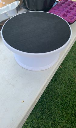 Cake decorating spinner
