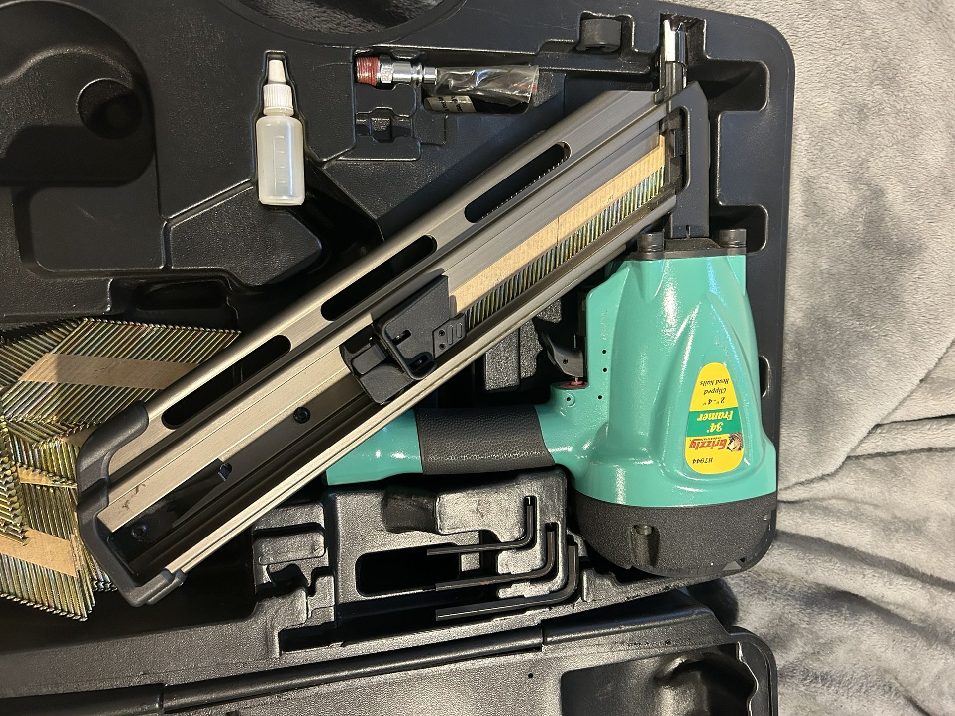 Grizzly Industrial   4’’ Clipped Head Framing Gum &Roofing Gun