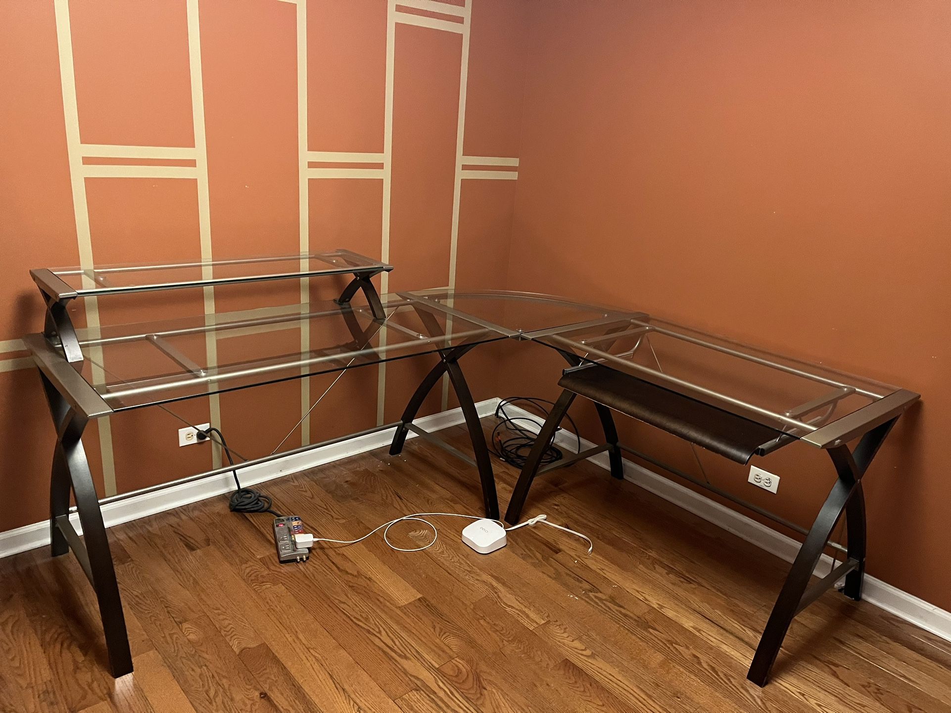 Glass And Wood L-Shaped Desk / Escritorio De Vidrio Templado Y Madera En Forma De L