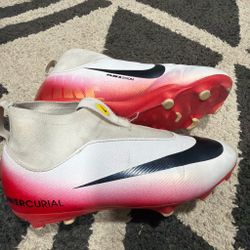 Nike  soccer cleats / 1Y