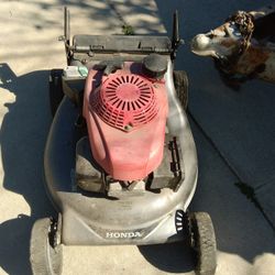 HONDA 216 COMMERCIAL MOWER works but is missing push bar $180