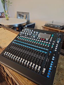 Allen and Heath QU-I6 Digital Audio Mixer