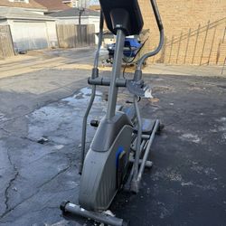 HORIZON 7.0 AE HEAVY DUTY ELLIPTICAL IN EXCELLENT CONDITION. BLUETOOTH SPEAKERS, COOLING FANS AND MANY BELLS AND WHISTLES. $400.00 OR BEST OFFER 