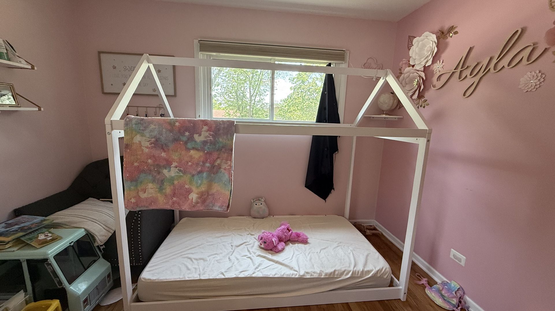 Floor Bed with Wood Slats,No Box Spring Needed,Twin Size, White