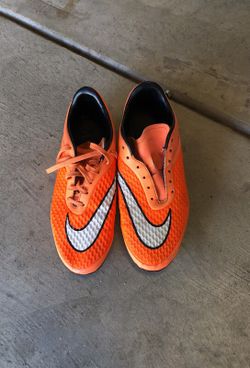 Soccer shoes