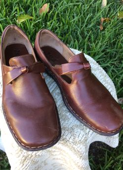 BORN Leather brown shoes size 9