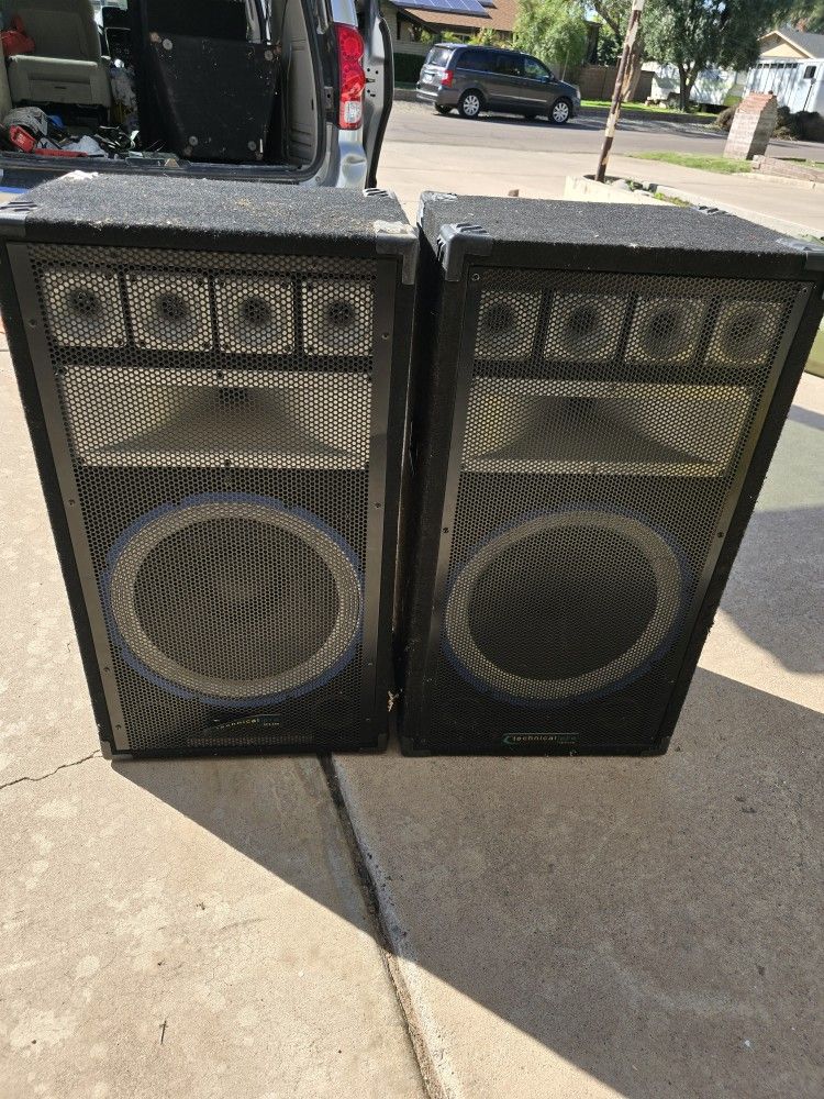 2 Technical Pro 15 Inch PVRTX-15U powered PA speakers
