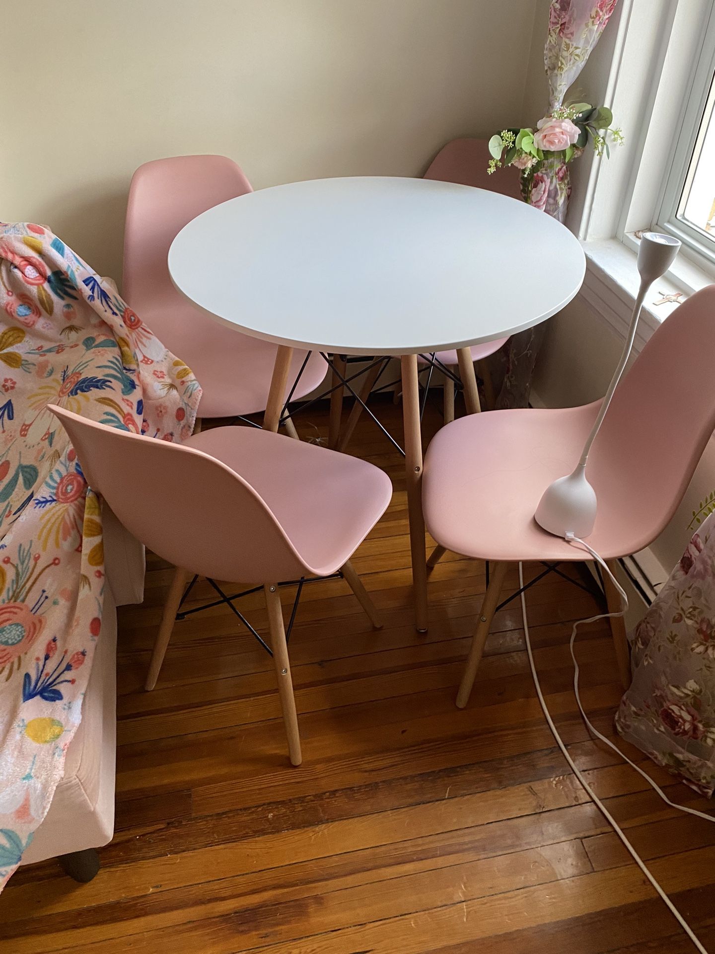 kitchen/dinning table & 4 chairs pink chairs white top table