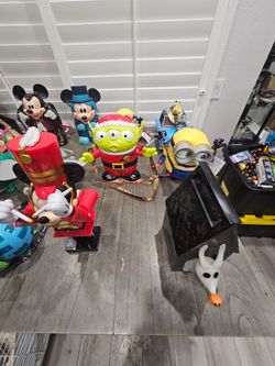 Disney and Universal pop corn buckets Lot $150 obo for all