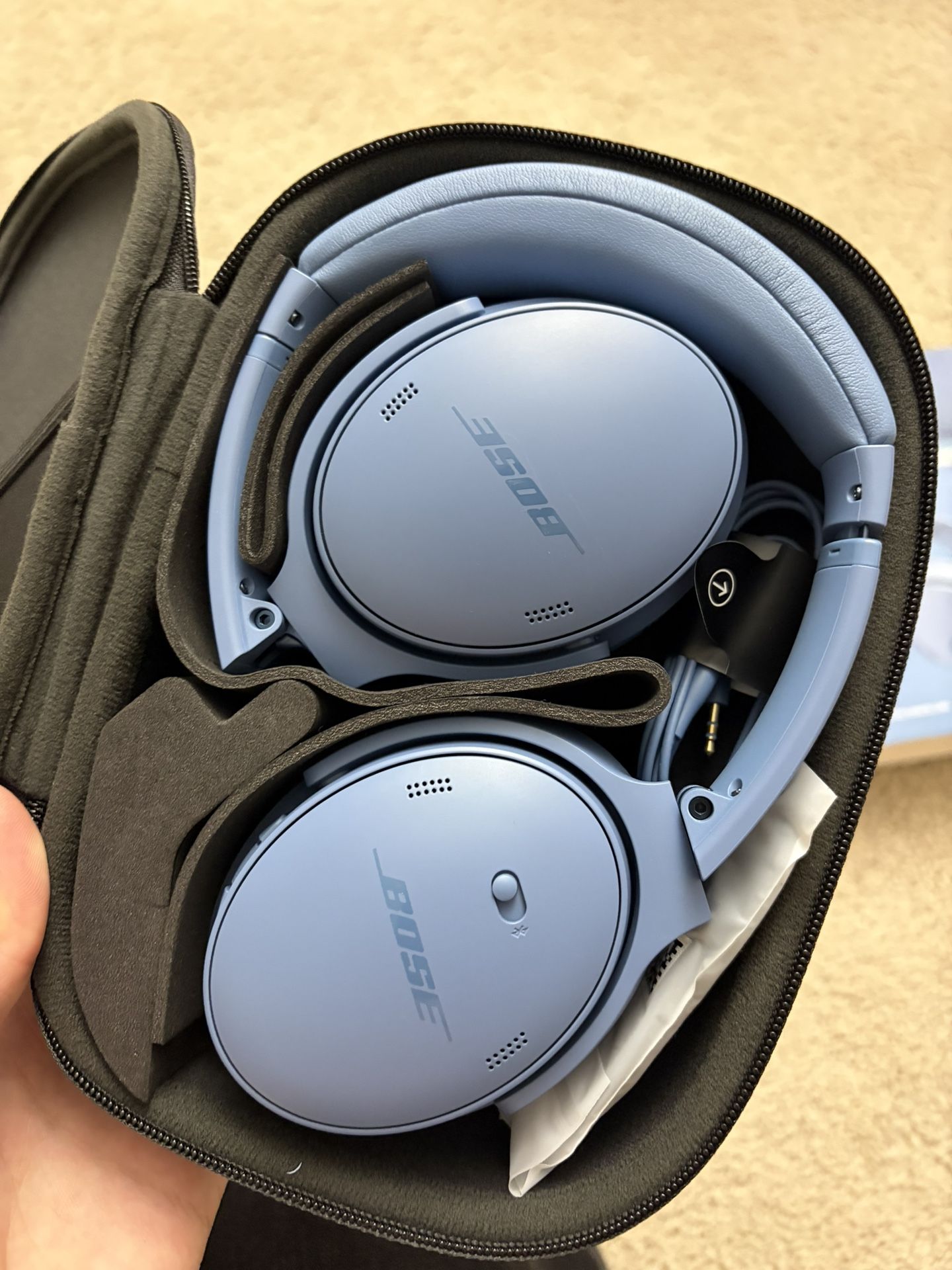  Bose QuietComfort 5V Headphones