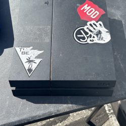 PS4 Will Come With Control And Cables 