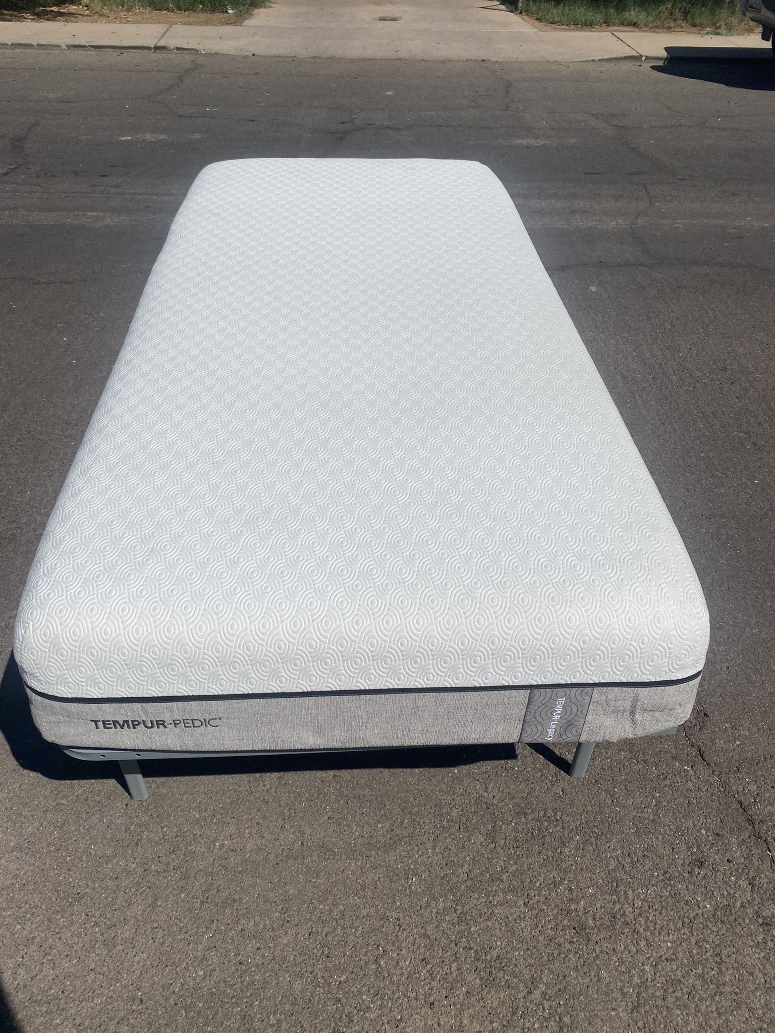 FREE DELIVERY: Like New TempurPedic Twin XL Memory Foam Bed