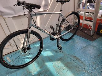 Excellent condition Felt Verza Speed 40 24 speed bike