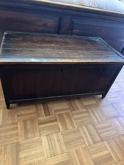 Solid wood storage blanket chest with lift-top lid