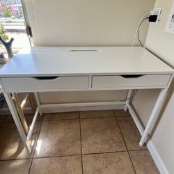 Lightly Used Desk In Great Condition!