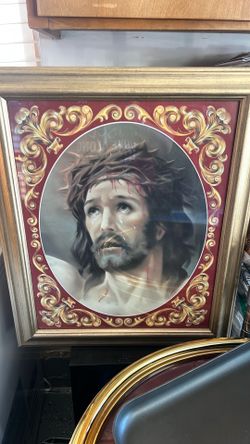 Lot of home decor picture frames.