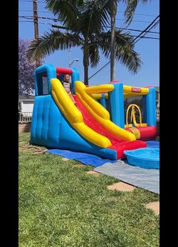 Kids jumper with slide