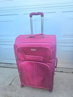 Suitcase 4 wheels and zip work good