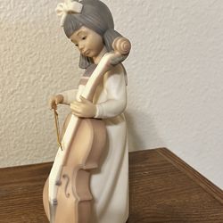 Nao Llardo Chello Statue 