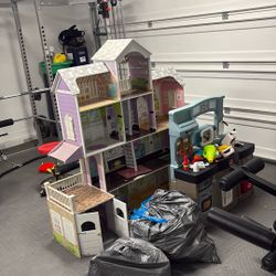 Doll House And Play Kitchen 