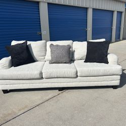 FREE DELIVERY 🚚🚚🚚 awesome Comfy Couch 