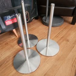 Display stanchions 16 in