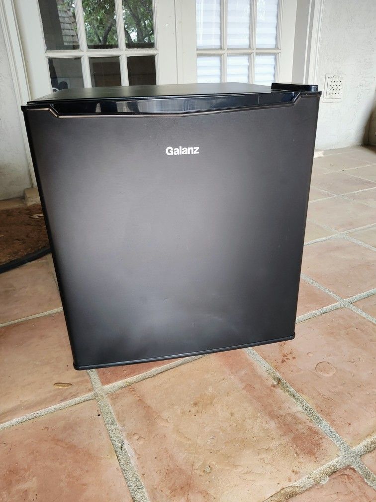 Galanz Mini fridge