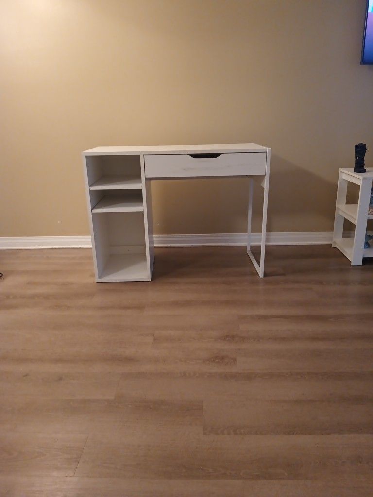 Desk With Drawer N Shelfs